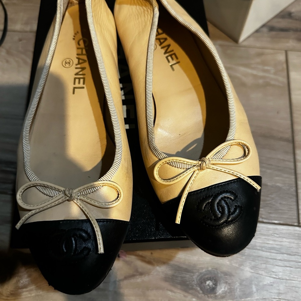 CHANEL pre-owned Two-Tone Beige and Black Flats